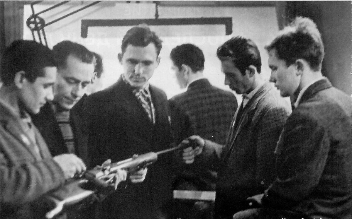 Рис. 1. Конструкторы спортивного и охотничьего оружия «Ижмаша». 3-й слева – А.С. Шестериков, 1-й справа – А.И. Нестеров. 1960-е годы