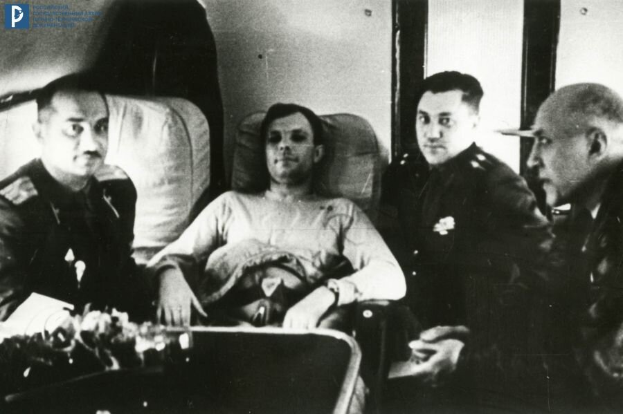 Врач В.Г. Волович (слева) с летчиком-космонавтом Ю.А. Гагариным и спортивным комиссаром Международной авиационной федерации И.Г. Борисенко в салоне самолета после завершения полета на космическом корабле «Восток». 1961 г. РГАНТД. Арх. № П-304.