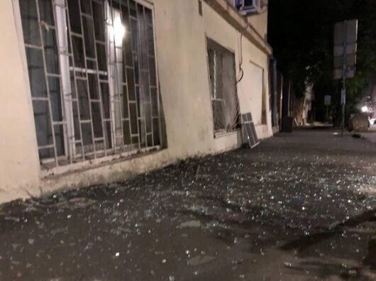    после падения БПЛА в домах на Пушкинской выбило стекла // фото: Даниил Солодьков, 161.ru