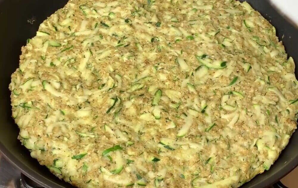 Пирог из кабачков на сковороде слоями