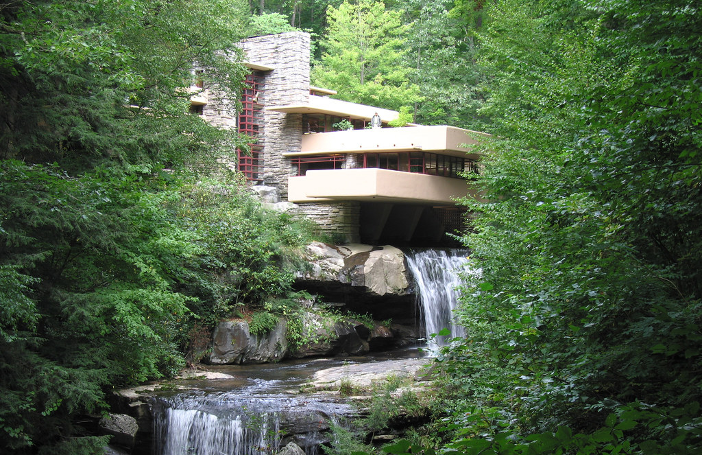 ДОМ НАД ВОДОПАДОМ, ЮНИОНТАУН, ПЕНСИЛЬВАНИЯ, США. АРХИТЕКТОР ФРЭНК ЛЛОЙД РАЙТ. ПОСТРОЕН В 1936–1939 ГОДЫ. ФОТОГРАФИЯ: FALLINGWATER.ORG
