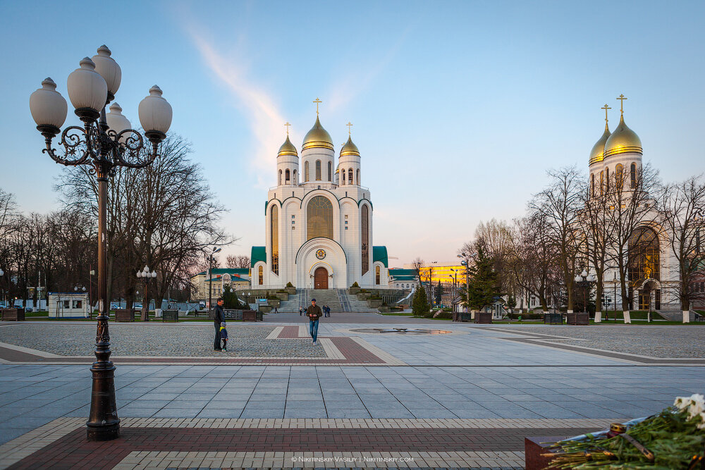 Площадь победы калининград. Храм в Калининграде на площади. Церковь на площади Победы в Калининграде. Двухкупольная часовня Калининград.