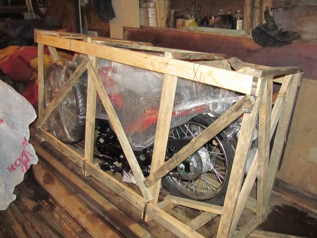 Решаю забрать в коробке – продавец незнакомый, веры нет, да и  спокойнее как то, заодно можно ознакомится с конструкцией мотоцикла,  сделать все по уму, как мне надо. Продавец довез коробку до гаража, где  его сбросили и началась сборка. Мотоцикл  в деревянной, достаточно  добротно сделанной, обрешетке, которую я замаялся разбирать, но так  мотоцикл имеет меньше шансов повредиться при перевозке из Барнаула.  Замотан весь в километрах упаковочной пупырчатой пленке.