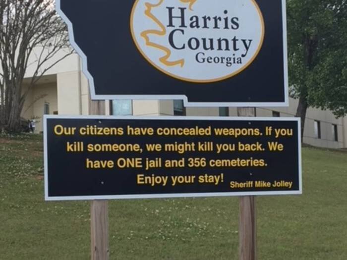 Перевод: У наших жителей есть оружие. Если вы убьете кого-нибудь, мы убьем вас в ответ. У нас одна тюрьма и 365 кладбищ. Наслаждайтесь визитом