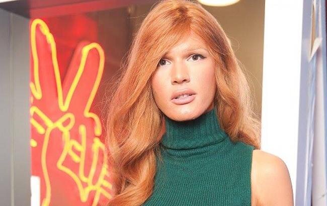  Артист,  Борис Апрель,  совсем не давно увеличил грудь,  а также расказал что он  решился на операцию что бы сменить пол. Он не хотел говорить об этом, но решил раз и навсегда расставить все точки над "і". Операция прошла успешно и сейчас его зовут  Эйприл. Кроме того, у Эйприл появился любимый человек. "Меня зовут Эйприл. Имя я это носил много лет,потому что оно мне нравилось. Борис - хорошее имя, но это имя я уже давно не чувствую и соответственно на него уже не откликаюсь. Я стараюсь не расказывать, когда дело идьот о моей личной жизни. Могу сказать лишь то, что на даный момент у меня есть парень и мне и нам хорошо", - расказала теперь уже артистка. 

Также она сказала что сейчас ей больше нравится,быть женщиной чем раньше мужчиной.


"Всю жизнь я ощущала, как будто мой мир был перевернут вверх ногами, словно я попала в ловушку, из которой выхода не было. Когда я была маленькая я не могла дать этому определение, но уже тогда я чувствовала себя девочкой, я хотела носить платья, иметь длинные волосы, делать то, что делают все нормальные девочки. Я взрослела на очах и понимала что все не так, что все должно быть совсем по-другому", - поделилась Эйприл. 