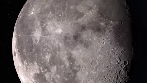 Снимок экрана видео NASA 4K с изображением луны.
 