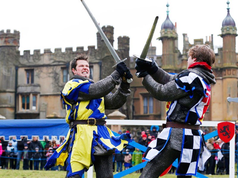 Первое, что напоминает Средневековую Европу в залах современных единоборств это стремительно прогрессирующее количество защитного снаряжения. Если на бойца одновременно навесить шлем с решеткой, защитный жилет, паховую раковину, накладки на руки и накладки на голени, то рыцарь отдыхает. Вот только коней еще в залах не завелось, а то соответствие было бы совсем полным. Но защитным снаряжением дело не кончается. Современные залы единоборств играют в нашем мире такую же роль, какую играли в Европе средневековые рыцарские замки. Владеют залами тренера-бароны, окруженные учениками-дружинниками. Замки защищались крепостными стенами, башнями и рвами, через которые перебрасывались подъемные мосты. Залы надежно защищены личным апломбом тренера и непоколебимой верой учеников в правоту и компетентность сенсея. Доказать тренеру единоборств, что он в чем-то не прав, подчас сложнее, чем осадить и взять штурмом баронский замок.