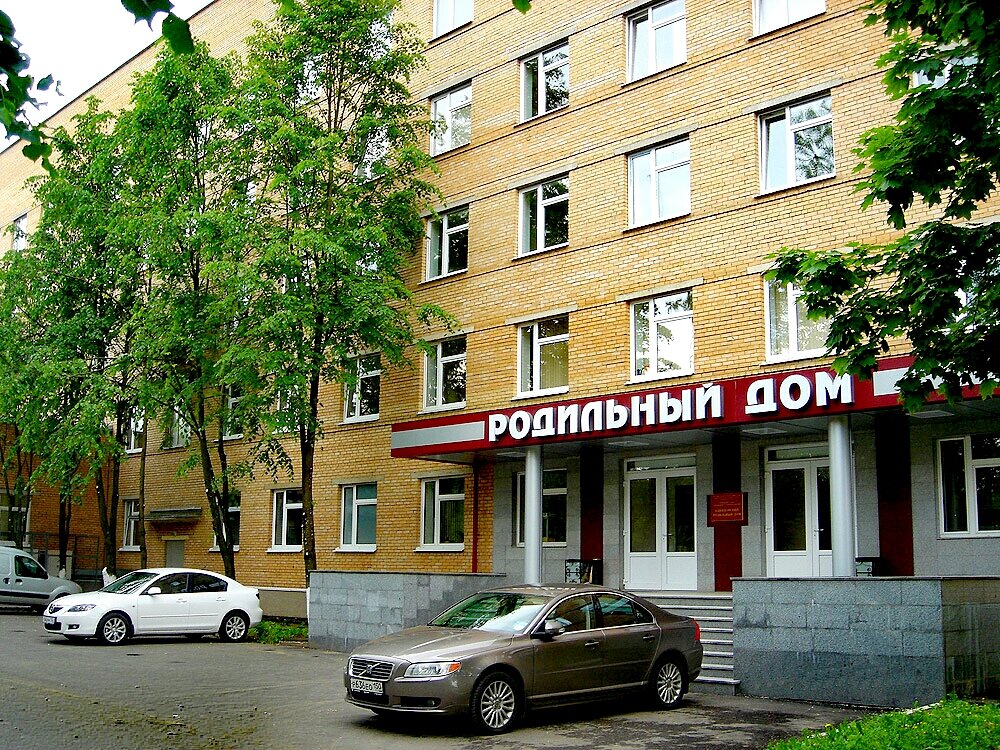 Лежала я в роддоме второй раз.  Со мной в палате лежала девушка таджичка,  по-русски она практически не понимала.  А лежала я на первом этаже и приходили родственники ее,через пару дней мне казалось, что я понимаю уже о чем они разговаривают😂 и вот в день выписки меня позвала одна из родственниц и говорит, что медсестра той роженицы просила принести фотографию мужа и т.д. Я конечно всё объяснила им.но с медсестрой ещё долго смеялись, говорю сейчас вам фотографию мужа принесут,повесите  себе на память😂