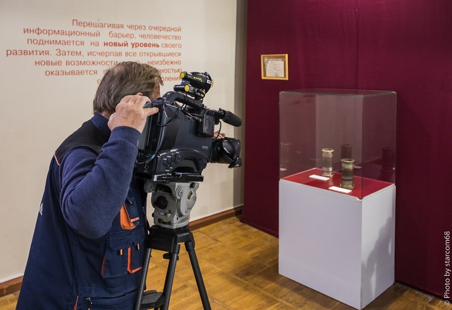  До официального открытия мероприятия у гостей и журналистов была возмождность осмотреть оба экспоната и пообщаться с авторами выставки.

