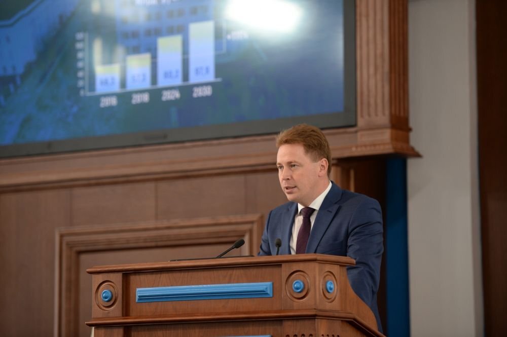 Губернатор Севастополя Дмитрий Овсянников на трибуне заксобрания. Фото: sevzakon.ru