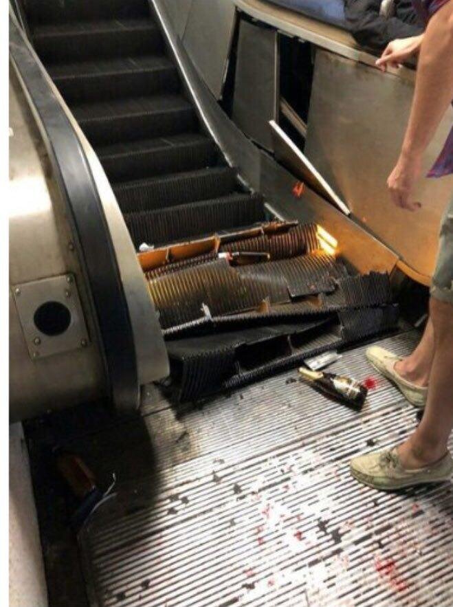 Вот так выглядит поломанный эскалатор на станции метро в Риме