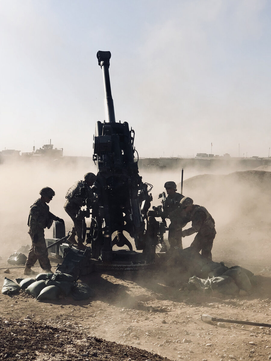 Американские войска поддерживают огнем гаубиц M777A2 операции иракских войск, 12 Августа, 2018 г.