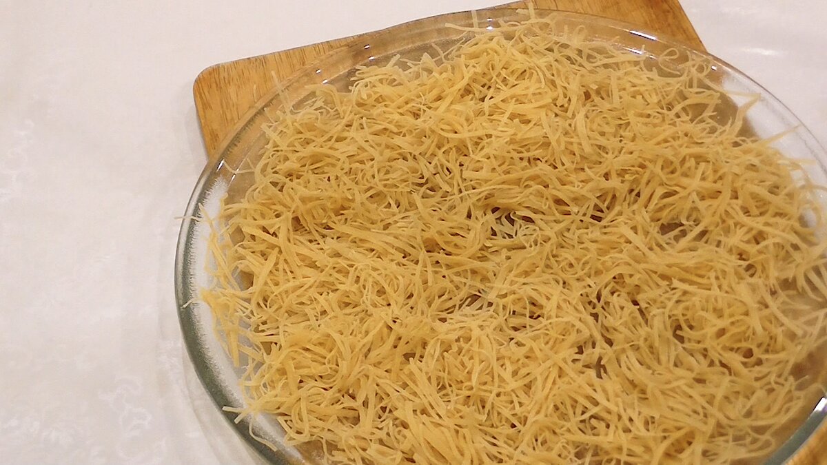 Суп лапша домашняя. Домашняя лапша видео. Лапша домашняя из пшеничной муки. Домашняя лапша с добавками. Тесто для лагмана.