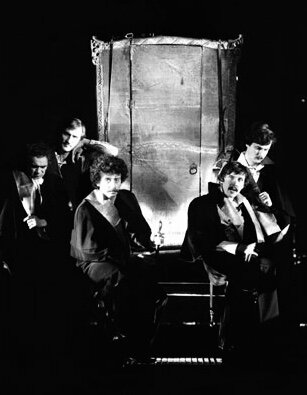 Сцена из спектакля «Товарищ, верь!» театра на Таганке 1973 год
