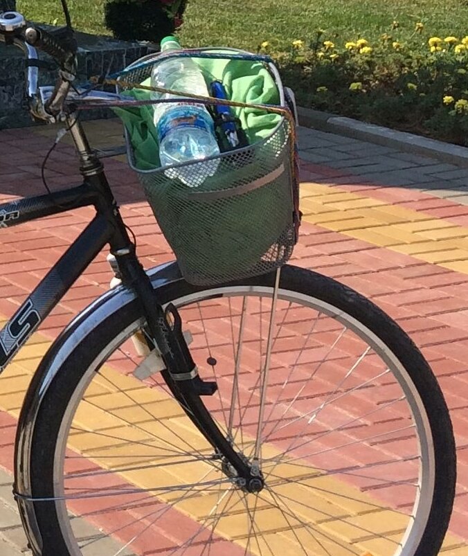 Вид сломанной передней корзинки с багажными резинками