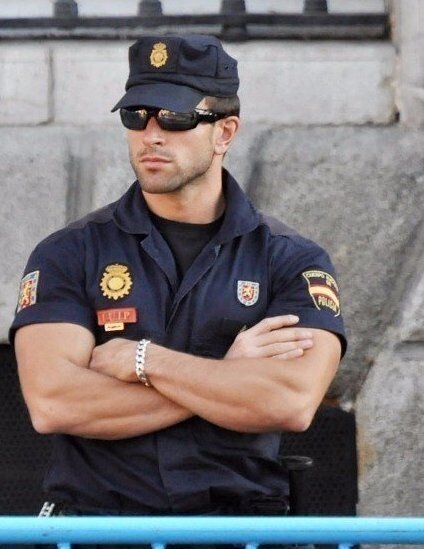 На фото не сотрудник полиции России :). Картинка просто для наличия.