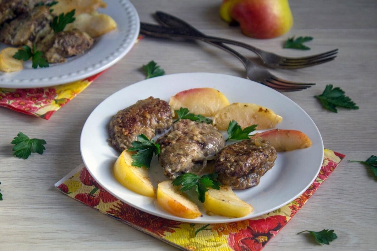 Куриная печень с яблоками и луком в банке в духовке