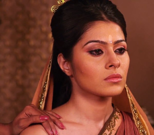 Ногти царицы Сатьявати модного в 2013-2014 году цвета