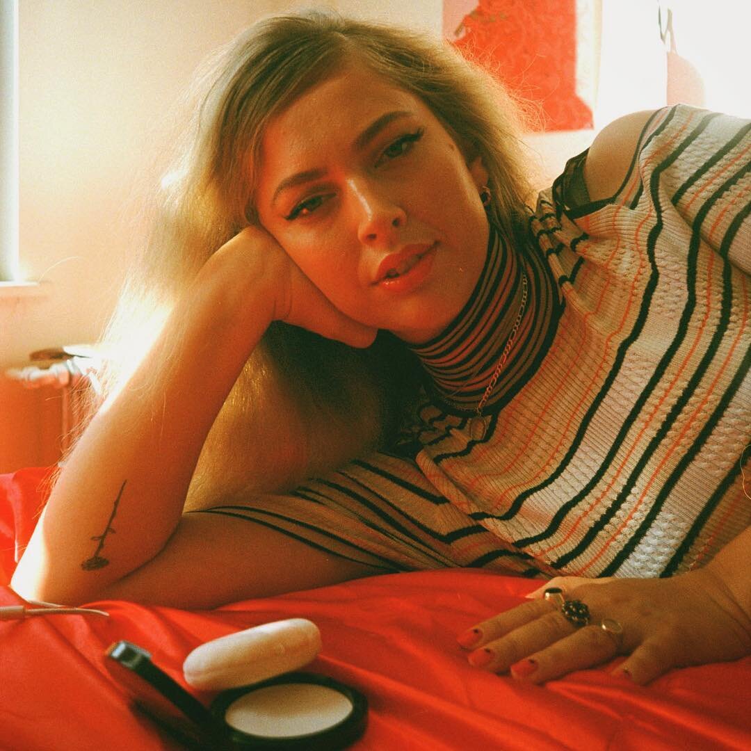 Полли Нор, фото из Instagram художницы. 