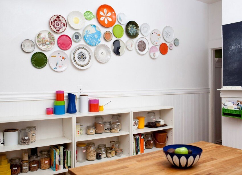 Как красиво повесить тарелки на стену на кухне
