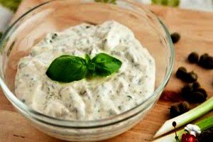 Самый популярный осетинский соус - Цывзыцæхдон (соус из листьев перца). Для приготовления листья горького стручкового перца оборвать от стеблей, перебрать, обмыть в проточной воде или в нескольких водах. Мелкие стручки перца оставить с листьями. Отжать от воды, положить в кастрюлю и залить холодной водой. Варить листья до мягкости. Затем снять их с огня, откинуть на сито или дуршлаг и промывать холодной водой до тех пор, пока вода не станет прозрачной. Воде дать стечь, а потом выложить в большую чашку, чтобы легче было перемешать с солью. Уложить в подготовленную посуду, спрессовать. Накрыть чистой салфеткой и сверху положить большую пресс-доску. После чего соленые листья горького стручкового перца положить в соусницу и залить сметаной или кефиром. При надобности добавить немного соли и перца. Употреблять соус можно практически со всеми вторыми блюдами, но он довольно вкусный и сам по себе, можно его просто намазать на хлеб в виде бутерброда.
