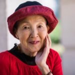 Масако Вакамия (англ. Masako Wakamiya) - 82-летняя женщина-программист на iOS.
Масако впервые села за компьютер в 60, когда вышла на пенсию. Ее 90-летней матери требовался постоянный уход, пришлось много времени проводить дома. За двадцать лет Масако стала по настоящему продвинутым пользователем. В 76 выступила с лекцией на TED, а в 80 решила, что пора научиться программированию и через полгода создала свое первое мобильное приложение.