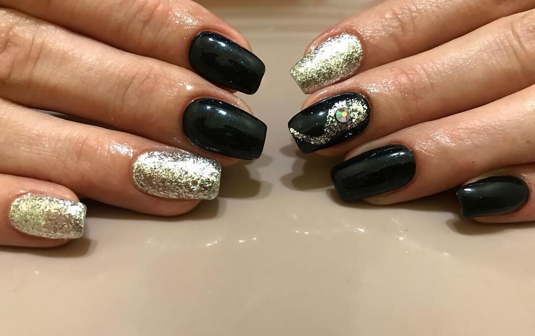 Накладывая блёстки и стразы на одну ногтевую пластину, стоит обратить внимание на их цветовую гамму.