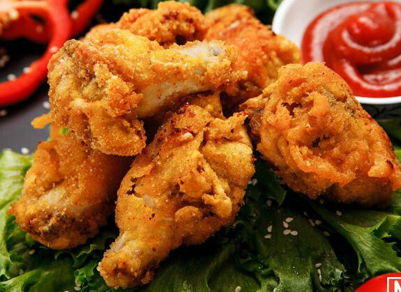 Крылья в сухарях на сковороде. Крылья в панировочных сухарях в духовке. Крылышки в панировке в духовке с хрустящей корочкой. Крылышки в хрустящей панировке рецепт. Крылышки в панировке в духовке с хрустящей корочкой.