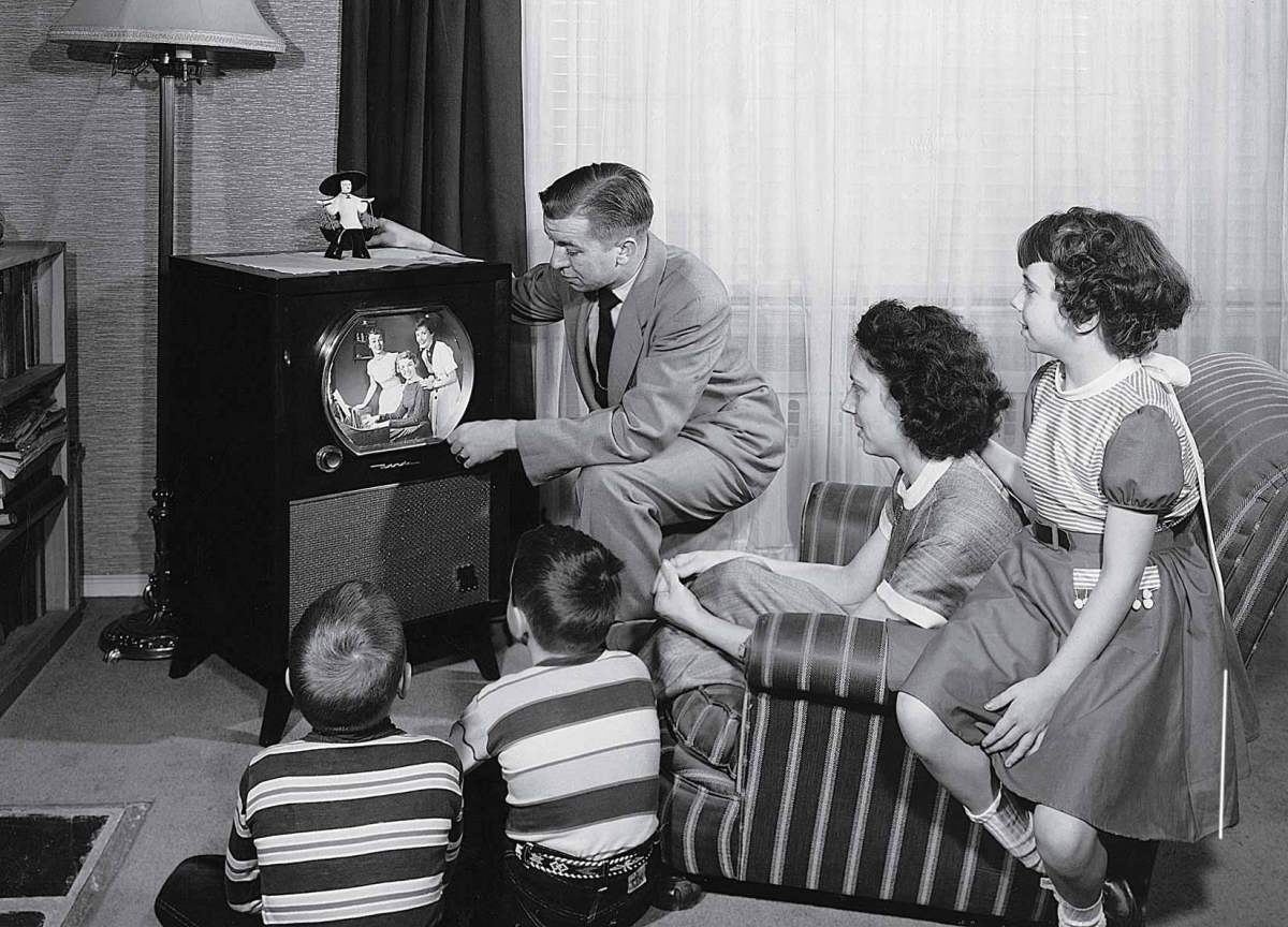 Вещание первого. Джон Лоуги Бэрд. Первый американский телевизор. Телевизор 20 века. Телевизор 1950.