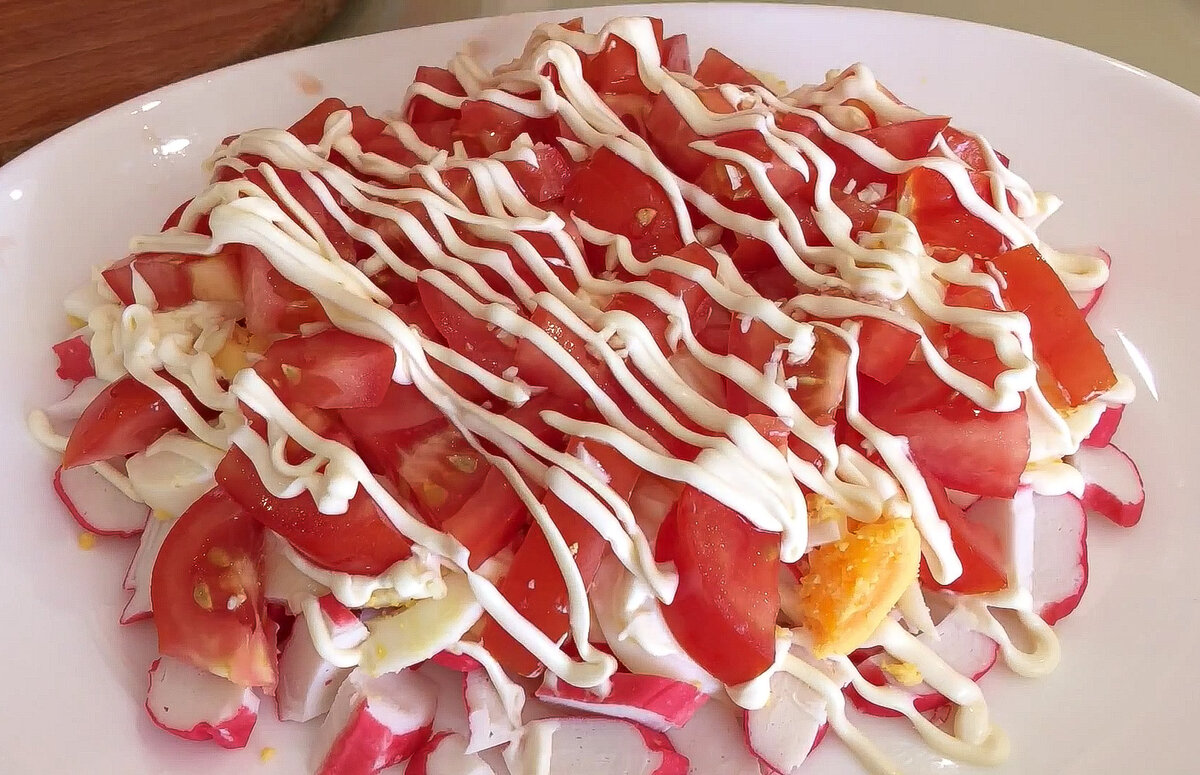 Яйцо помидор чеснок майонез. Салат с чипсами и крабовыми палочками. Салат чипсы помидоры крабовые палочки. Салат с крабовыми чипсами. Салат с чипсами и помидорами.