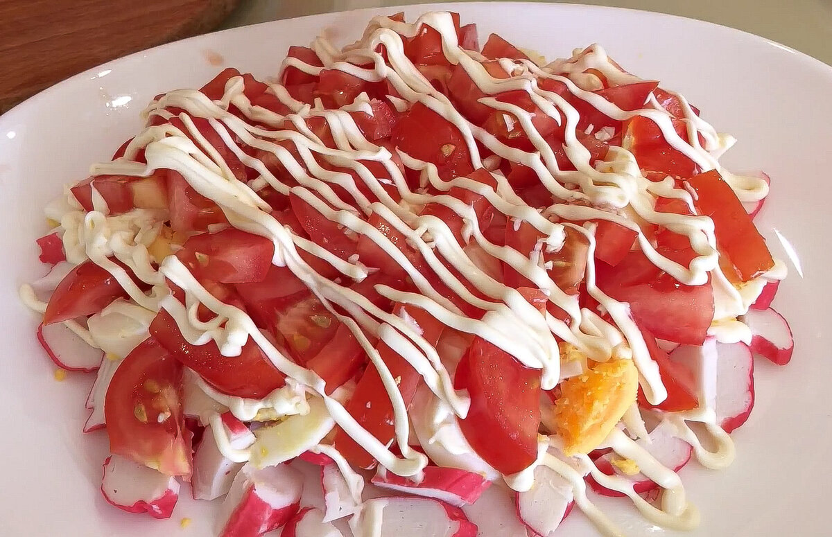 Салат чипсы сыр. Салат с чипсами и крабовыми палочками. Салат с крабовыми чипсами. Салат с чипсами и помидорами. Салат чипсы помидоры крабовые палочки.