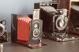 Картридж фотоаппарата позволяет сделать десять фотографий. Его замена не вызывает никаких трудностей, потому фотокамерой сможет пользоваться даже ребенок. Дизайн фотокамеры также очень интересен – устройство выполнено в форме винтажного аккордеона.