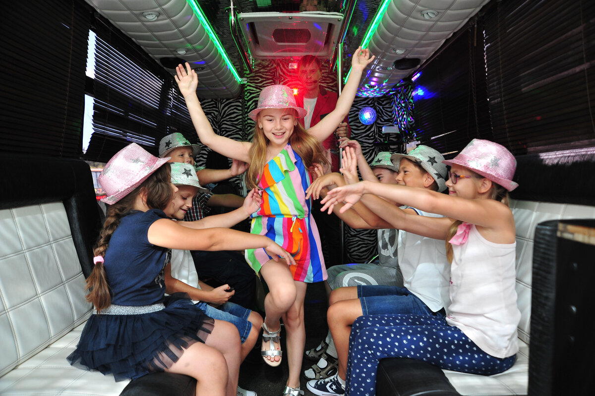 На фото: Диско-вечеринка в автобусе-лимузине