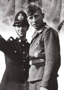 Британский полицейски на Гернси помогает немецкий солдат - но эта дружеская сцена была поставлена как пропаганда