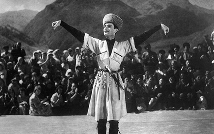 Махмуд Эсамбаев.
