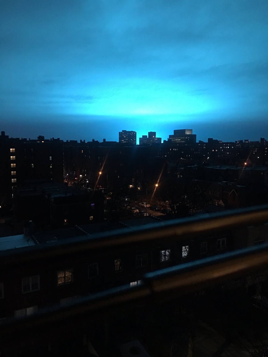 Взорвался трансформатор!Как сообщакт полиция :  "Свет, который вы видели в городе, как выяснилось, появился из-за взрыва трансформатора на предприятии Con Ed в Квинсе. Пожар под контролем. Мы сообщим новости, когда появится больше информации", - заявила полиция в твиттере. 