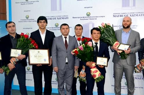  Руслан Нурудинов (крайний справа) на церемонии награждения. Фото с сайта Minsport.uz