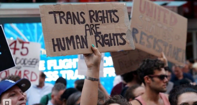 Верховный Суд Соединенных Штатов разрешил Президенту Дональду Трампу проводить свою политику запрета некоторых трансгендерных людей со стороны военных.