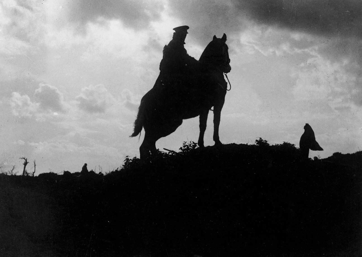 Одиночный всадник на лошади во время кавалерийского патруля, Первая мировая война. 