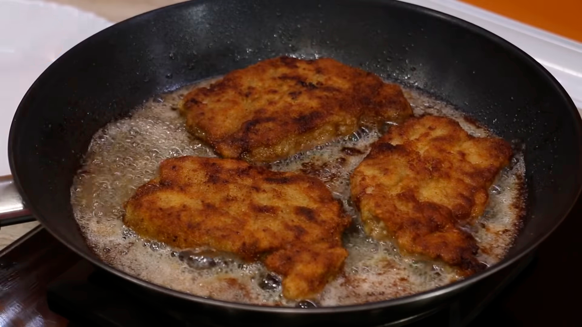 Пожарить отбивные на сковороде вкусно. Отбивные из свинины на сковороде. Отбивные из свинины на сковороде сочные. Жареные свиные отбивные. Свиные отбивные жареные на сковороде.