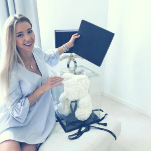 Плюшевые мишки, сделанные из роз, обязательно понравятся каждой без исключения девушки. Один единственный экземпляр содержит не меньше 500 цветочков. В продаже представлена продукция в наиболее разнообразных размерах. К примеру, великолепным подарком окажется, как мишка 20 см, так и аналогичное изделие, но с размером в пределах 70 см. Поэтому всегда имеется возможность выбрать презент с учетом любых собственных предпочтений.