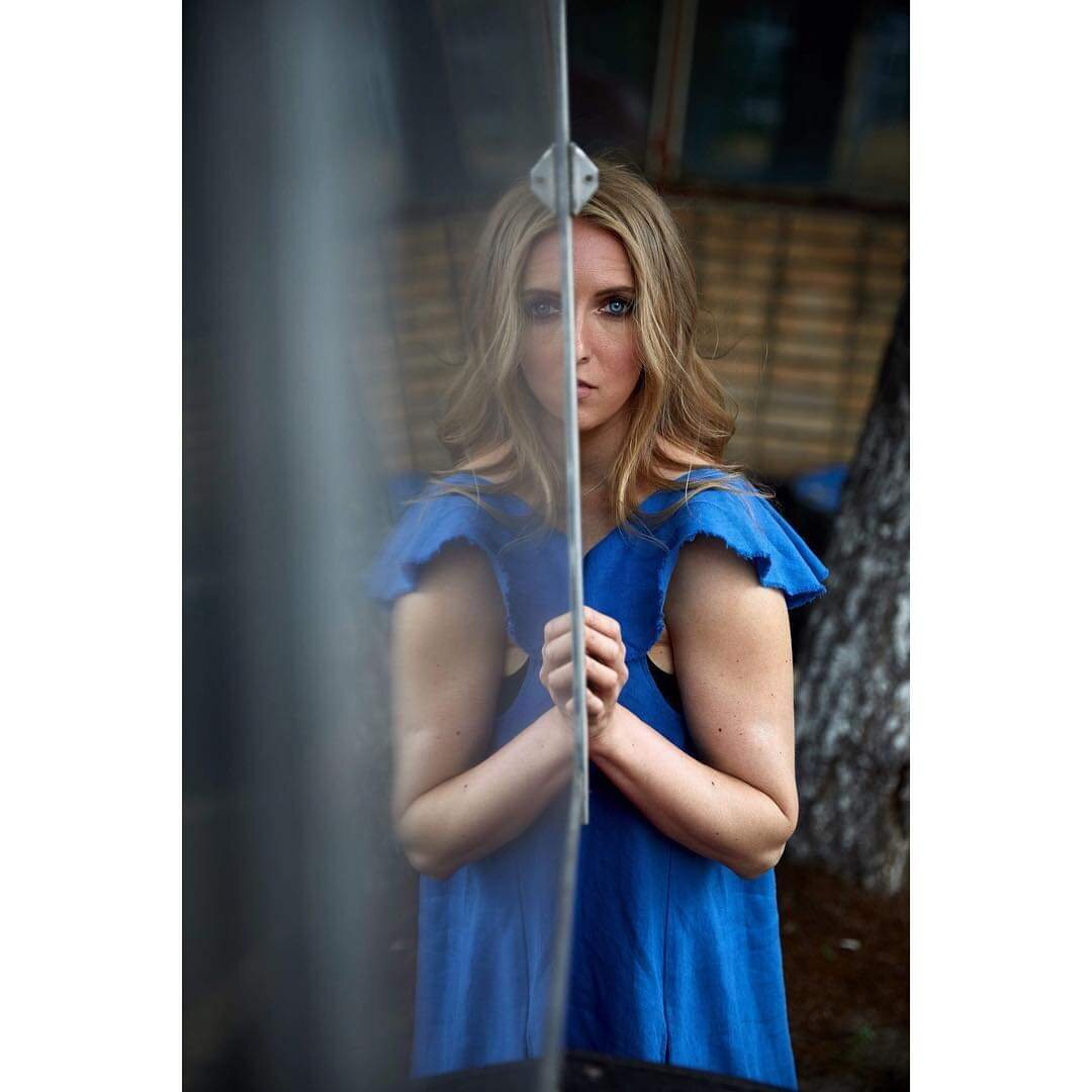      Почему мне так часто бывает плохо? Я не уверен в себе, мир на меня давит, одиночество меня преследует, силы все время на пределе, ресурсов хватает лишь ненадолго. Я ничего не хочу и уже не могу, я ничего не чувствую, хочется просто раствориться, спрятаться, затаиться...может быть меня ещё спасут.