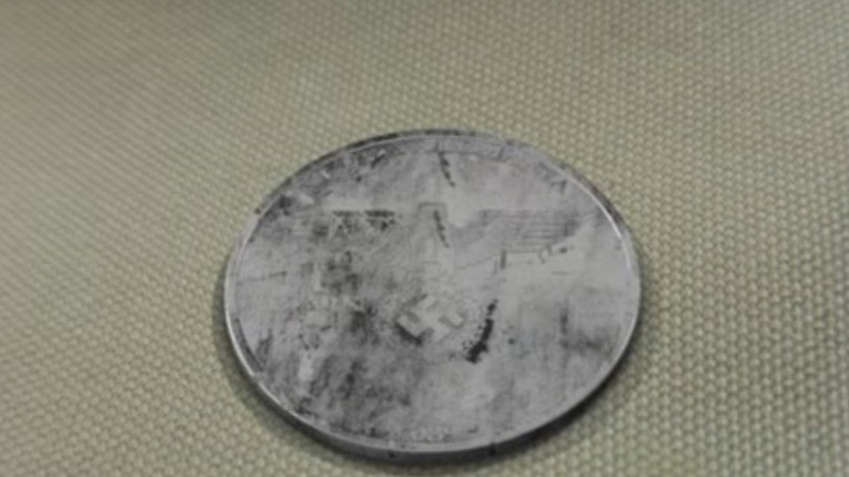  В интернете появилась информация об обнаружении в Мексике таинственной монеты из будущего. На 1 стройке в Мексике человек по имени  A Villa обнаружил странный округлый кусок металла, похожий на монету. Когда мужчина очистил находку от грязи, он был озадачен тем что увидел. Кусок металла и правда оказался монетой, на ней чётко видны были символы нацистов, орел со свастикой,  но совершенно не это шокировало Диего, а дата изготовления монеты. Ниже символа на монете видна дата  2039 год, выше свастики надпись означающее новая Германия. На обратной стороне монеты слова на немецком, которые переводятся, как все в одной нации. В комментариях к изображению монеты, многие пользователи соцсетей предположили что она попала к нам из параллельного мира или изменённые временной линии. Другие же предположили, что Германия будет вмешиваться в мировые конфликты с помощью секретных нацистских бункеров в Антарктиде, а затем станет центром всего мира. Всё это конечно загадки и домыслы но по крайней мере другого объяснения появление таинственной монеты из 2039 года нет.