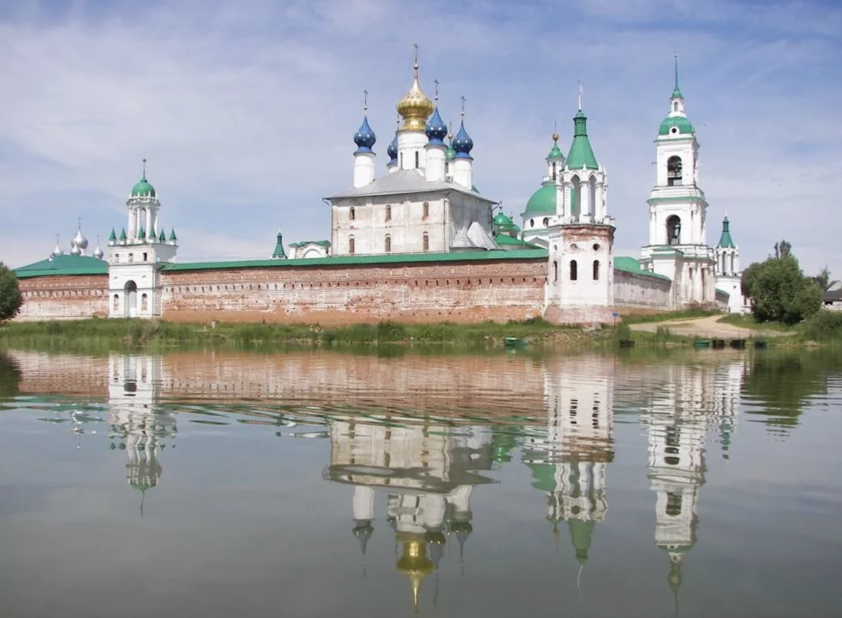 Монастырь в Ростове Великом на озере Неро. Ростов Великий Спасо-Яковлевский монастырь золотой кольцо России. Ярославская область Спасо-Яковлевский монастырь. Спасо Яковлевский моностырь созера Нэро.