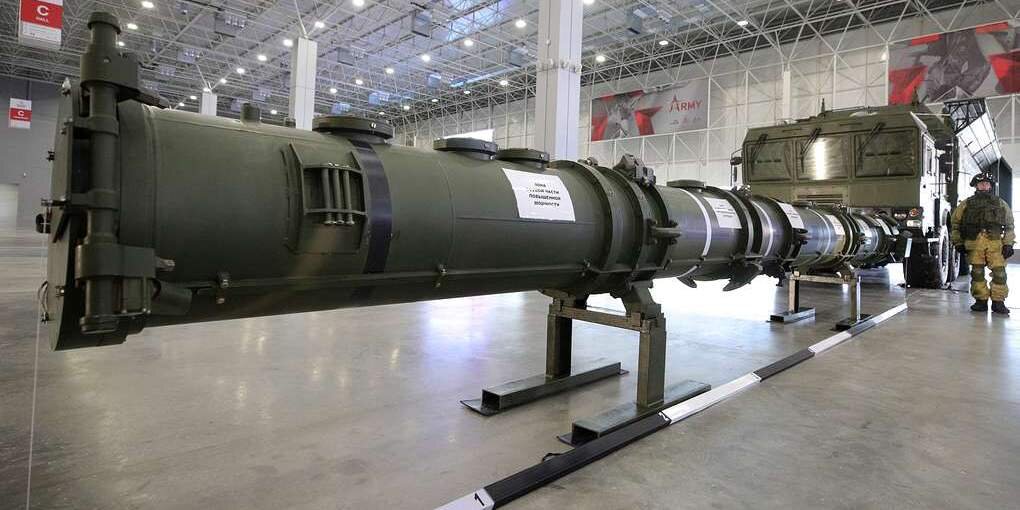 Транспортно-пусковой контейнер с крылатой ракетой 9М729 ракетного комплекса "Искандер-М"