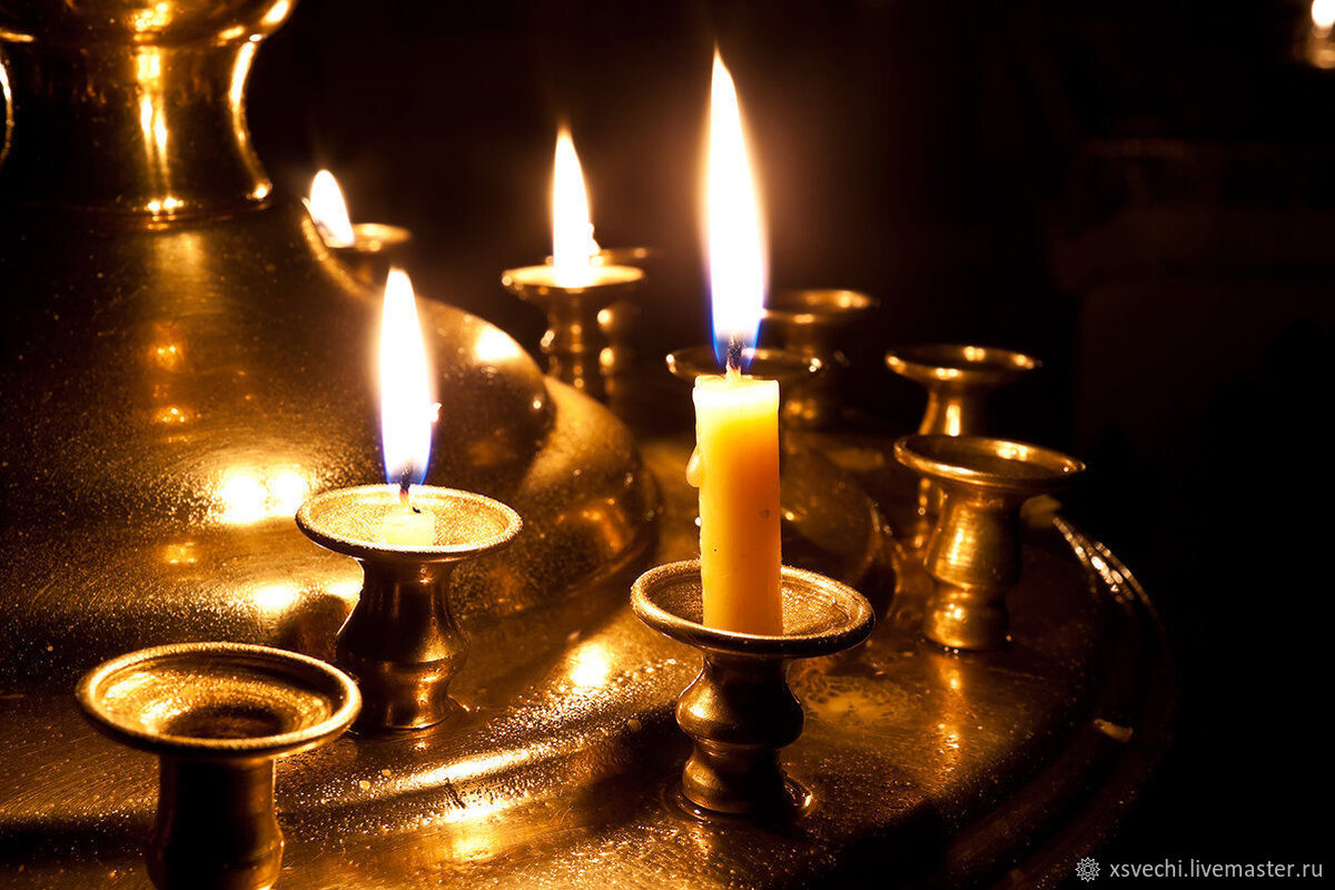 свечи горящие в храме