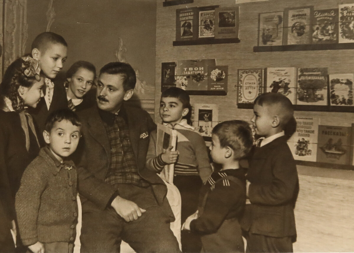 Сергей Михалков с детьми. Неделя детской книги. Колонный зал Дома Союзов. 29 октября 1945 год. Фото из архива РГДБ.