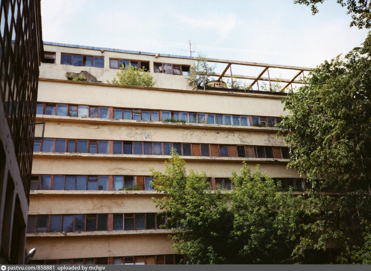 Дом Наркомфина, 1990. С сайта www.pastvu.com.