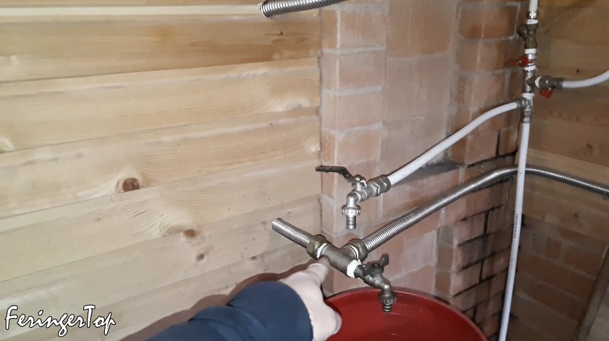 Лишние изгибы и тройники в трубах могут тормозить движение воды в системе