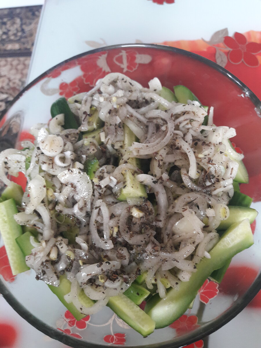 Огурчики с маринованным луком и базиликом . Очень быстро и очень вкусно 
